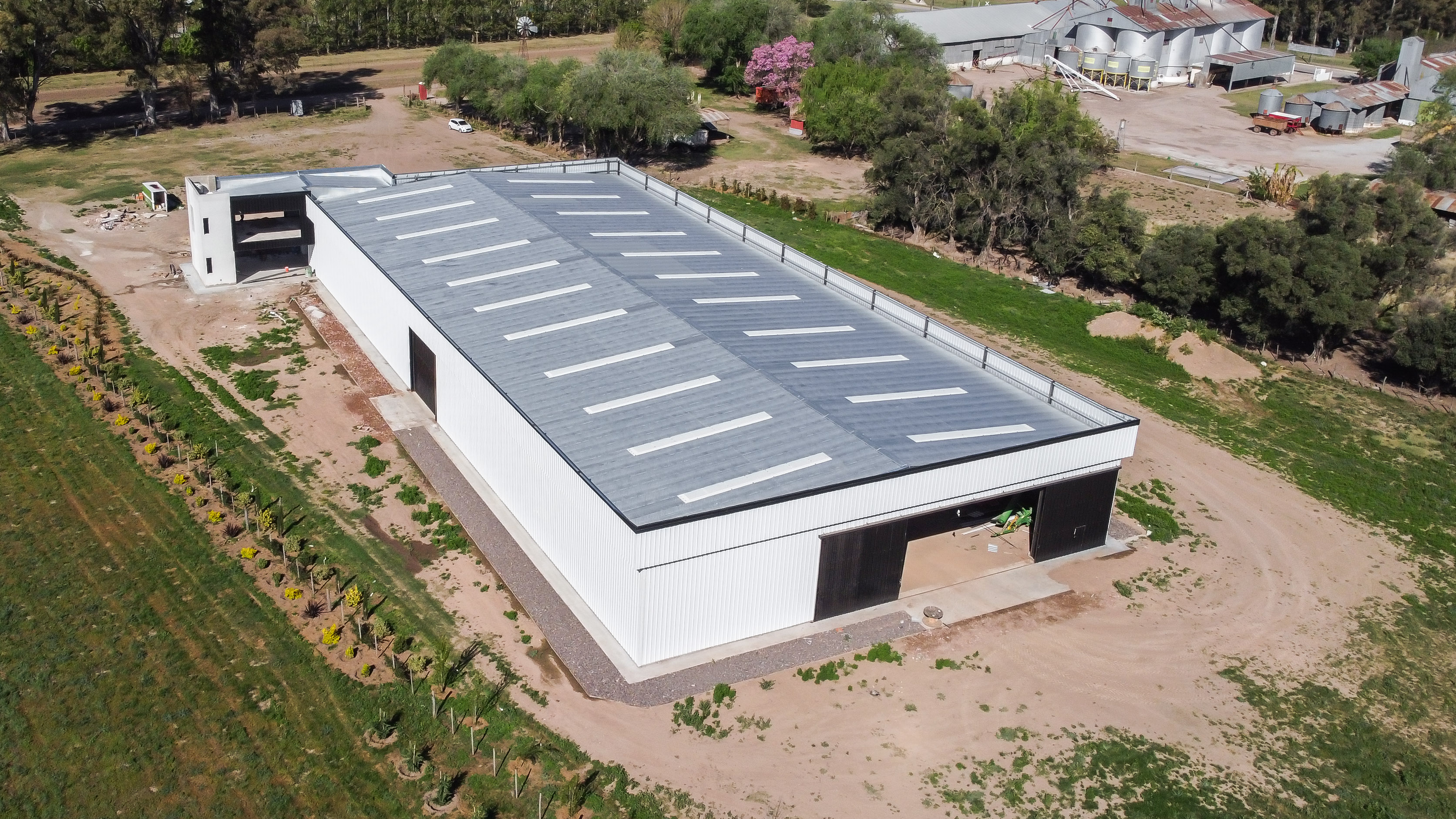 Titan, construcción de fábrica de maquinaria agrícola.