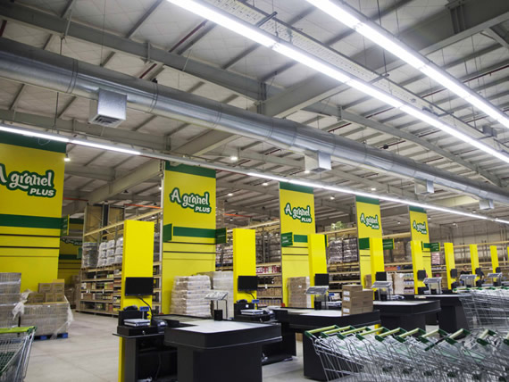 Titan, centro comerciales y supermercados