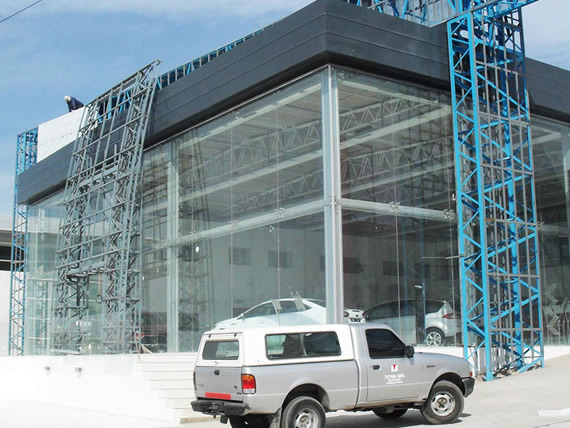 Titan, centro comerciales y supermercados